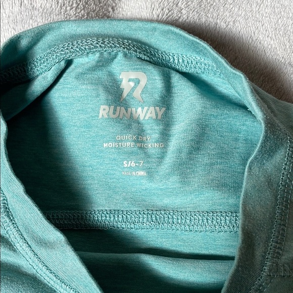 Runway Moisture Wicking Long Sleeve Shirt Size 6-7 - Picture 2 of 5